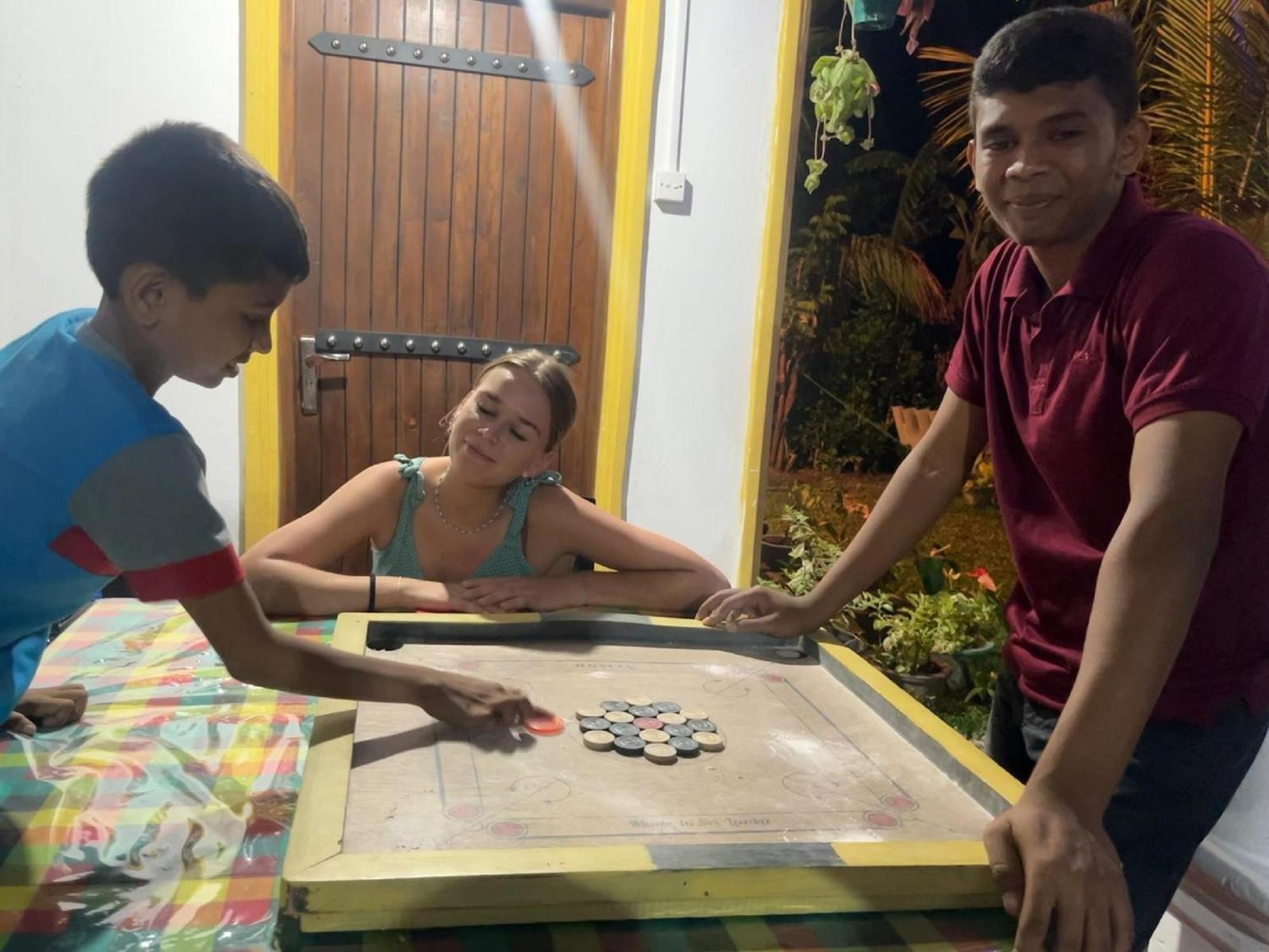 Sanu Home Stay Сигирия Екстериор снимка